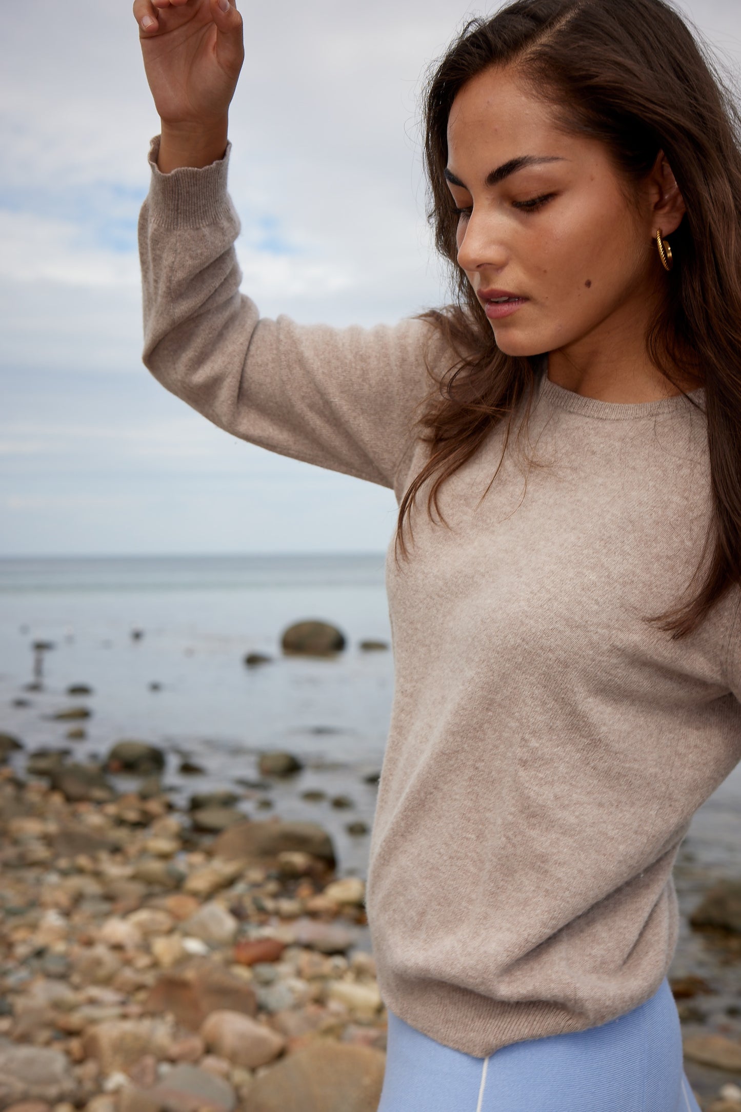 Pil - Klassisk damtröja i cashmere med O-neck - Toast