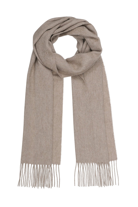 Sandfarvet kashmir tørklæde med frynser fra Danske Pure Cashmere.